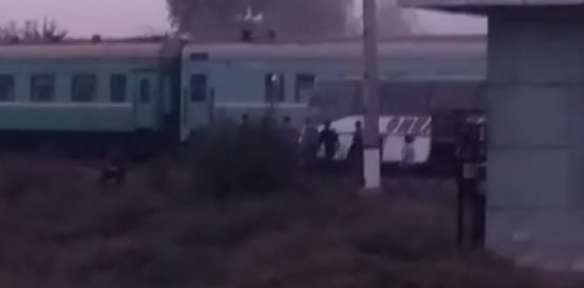 Автобус до столкновения с поездом в Шамалгане выехал на запрещающий сигнал светофора – МВД