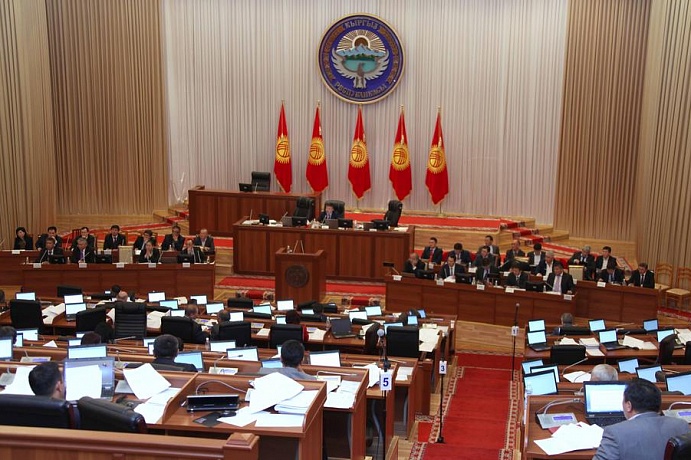 Парламент Кыргызстана одобрил в первом чтении законопроект о лишении экс-президента неприкосновенности