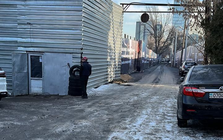 Перекрытую улицу в Алматы открыли после вмешательства общественников и журналистов