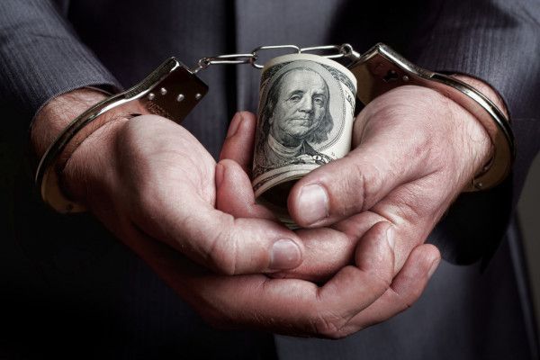 По подозрению в получении взятки в $30 тыс. задержан судья экономического суда в Караганде