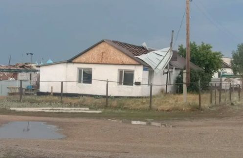 Ураганный ветер сорвал кровли жилых домов в Акмолинской области