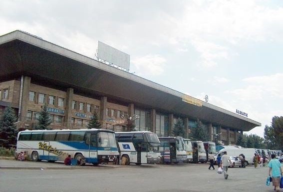 В «миллионы тенге» оценили ущерб от нелегальных перевозчиков арендаторы автовокзалов в Алматы