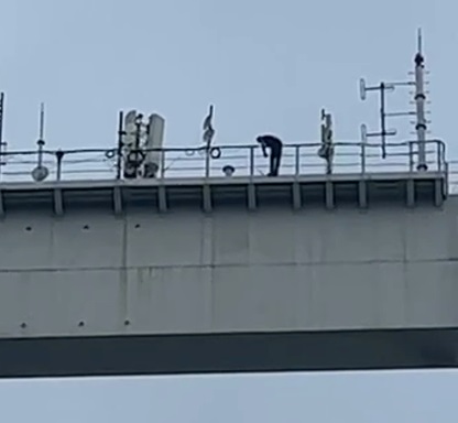 Полицейские и спасатели отговорили семейчанина от смертельного прыжка с моста