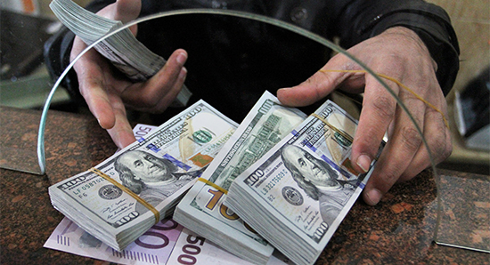 В среднем более чем за Т475 продают доллары в обменниках Казахстана