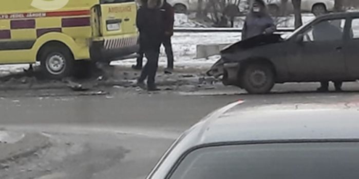 В Уральске произошло ДТП с участием кареты скорой помощи и легковушки 