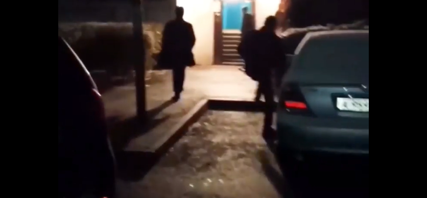Пинавших чужие авто дебоширов арестовали в Алматы (видео)