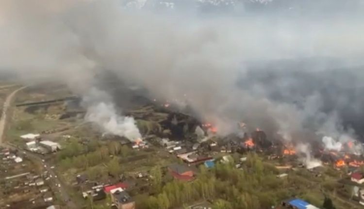 Лесной пожар распространился до поселка в ВКО, задеты 14 домов (видео)