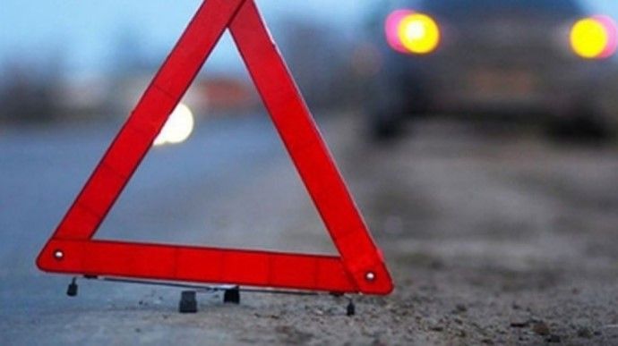 Легковушка врезалась в металлическое ограждение на мосту в Уральске, водитель скрылся