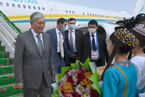 Токаев прибыл с рабочим визитом в Туркменистан