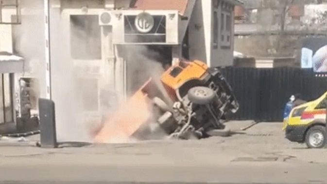 Причину падения грузовика под землю в Алматы пытается выяснить полиция
