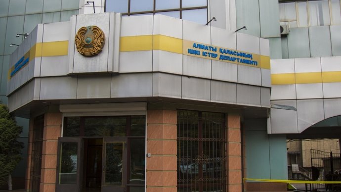 Полиция пока не называет доставленных ранее в ДВД Алматы сотрудников редакций двух СМИ подозреваемыми