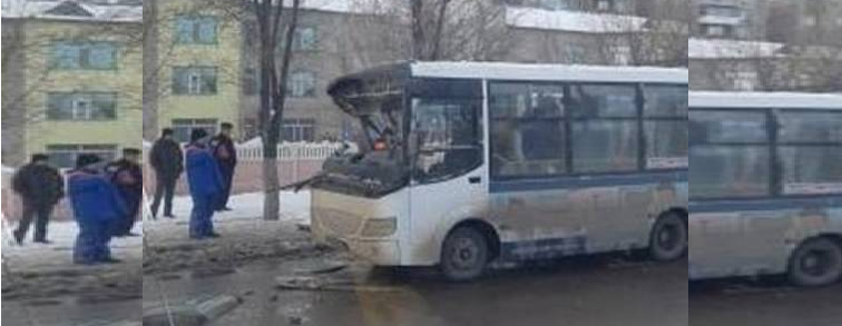 Трое госпитализированы после столкновения автобуса с прицепом грузовика в Караганде