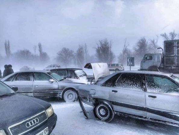 Более 20 автомобилей застряли на трассе в Жамбылской области