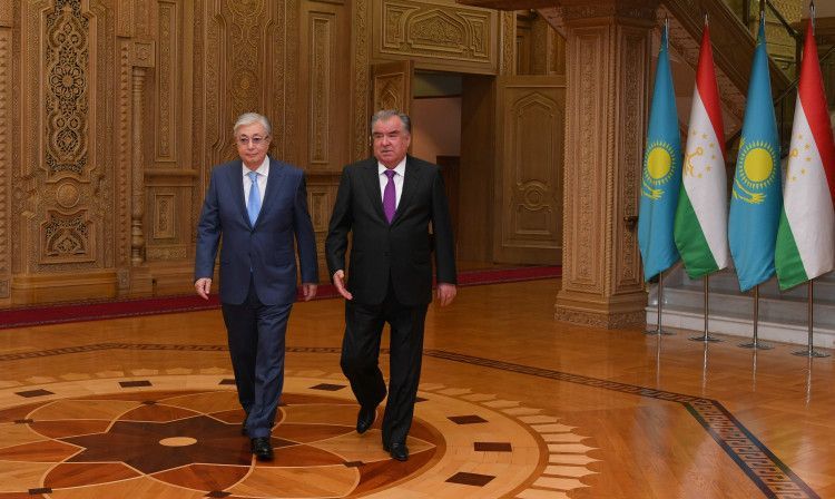 Токаев пригласил Рахмона совершить государственный визит в Казахстан 