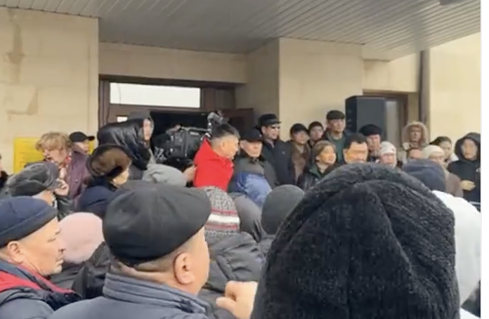 Недовольные ценами на газ пришли в акимат на малой родине Назарбаева