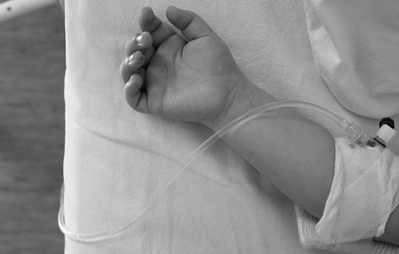 Трехлетний ребенок умер в больнице после падения в септик детсада в Алматинской области