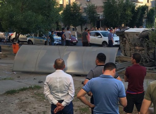 Шесть человек пострадали при наезде автомобиля на автобусную остановку в Атырау