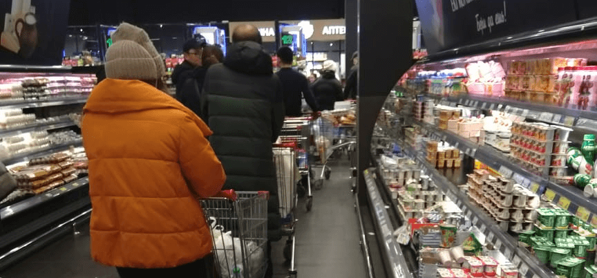 Казахстанцы массово скупают продукты первой необходимости в магазинах на фоне ограничений