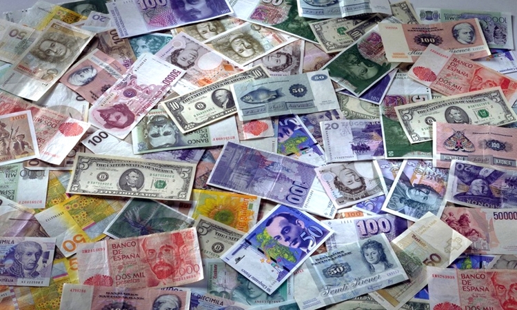 Официальные рыночные курсы валют на 23-25 февраля установил Нацбанк Казахстана