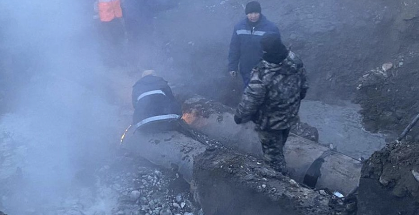 Из-за аварии на теплотрассе в Талдыкоргане жители остались без воды и тепла