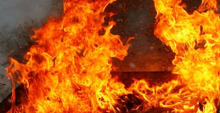 Трое получили ожоги и еще двое отравились при пожаре в Каскелене