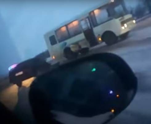 Автобус столкнулся с легковым авто близ Караганды 
