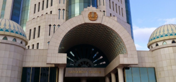 Сенат Казахстана принял поправки касательно самостоятельности городских и сельских властей