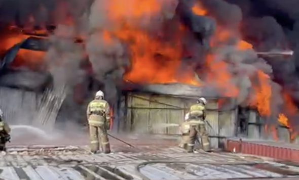 Пожарным удалось локализовать крупный пожар на складах барахолки в Алматы