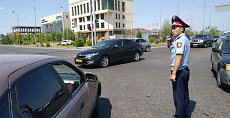 Жарықтың болмауы салдарынан Алматы полициясы жол қозғалысын қолмен реттеп тұр  
