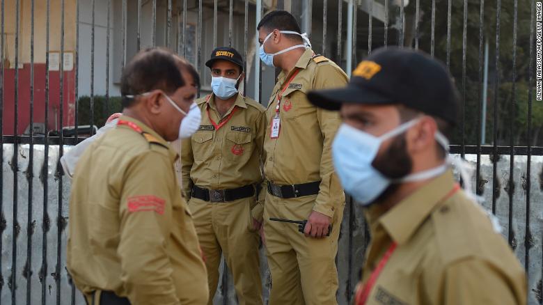 14 человек погибли, сотни заболели от утечки токсичного газа в Пакистане