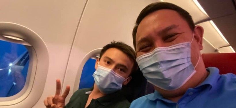 Сотрудник акимата ВКО откачал в самолете студента после вакцинации от COVID-19
