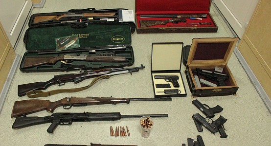 Снайперская винтовка, пистолеты, ружья и боеприпасы изъяты в ходе обыска в доме Атамбаева в Кой-Таше