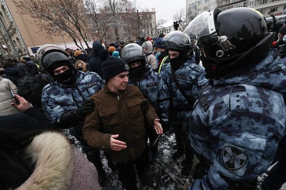 Акции протеста в поддержку Навального проходят в России со столкновениями с полицией