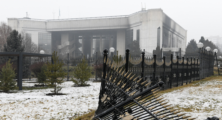 Незадолго до погромов было решено отреставрировать здание резиденции президента в Алматы