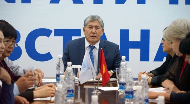 Экс-президент Кыргызстана Алмазбек Атамбаев сложил с себя полномочия председателя СДПК