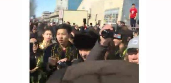 Людей у «Шапагата» во время задержаний на Наурыз «развлекали» волонтеры «Астана жастары»