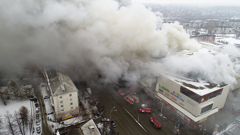 37 человек погибли при пожаре в торгово-развлекательном центре в российском Кемерово