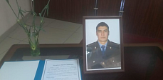 Тоқаев қызмет бабында қаза тапқан қостанайлық полицейді «Айбын» орденімен марапаттады  