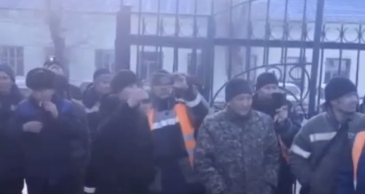 Работники тепловодоснабжения вновь бастуют из-за задержки зарплат и страховки в Жезказгане