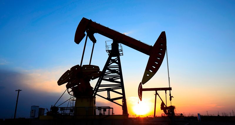 Цены на нефть незначительно повысились на ведущих мировых биржах