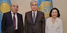 Тоқаев Қырғызстанның экс-президенті Ақаевты жұбайымен қабылдады