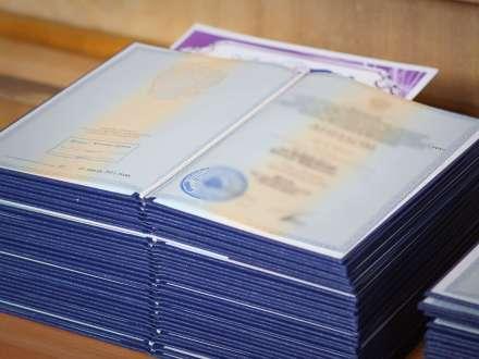 Закрытию печатающих дипломы вузов препятствуют влиятельные лица – Токаев