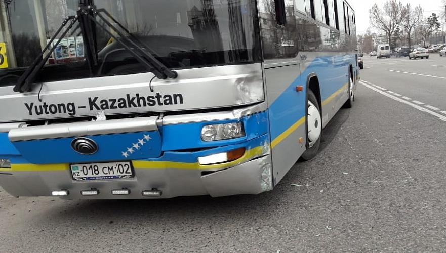 Четверо, в том числе ребенок, пострадали при столкновении автобуса с Porsche Cayenne в Алматы