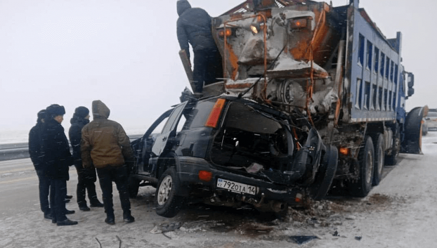 Женщина погибла при столкновении легковушки и снегоуборочной машины в Павлодарской области