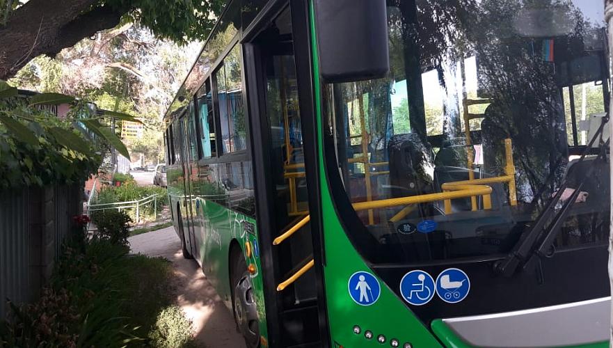 Автобус насмерть сбил перебегавшего в неположенном месте ребенка в Алматы