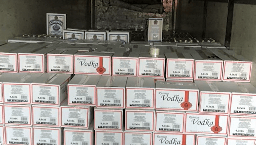 Более 170 тыс. бутылок суррогатной водки нашли на теневом заводе в Алматинской области