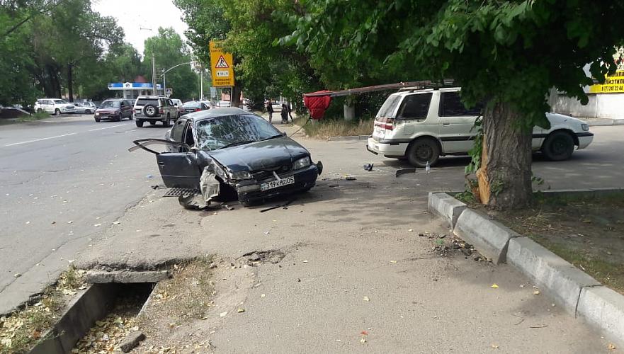 Автомобиль въехал в припаркованную машину в Алматы; есть пострадавший