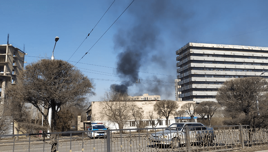 Одноэтажное здание горит рядом с Институтом горного дела в Алматы