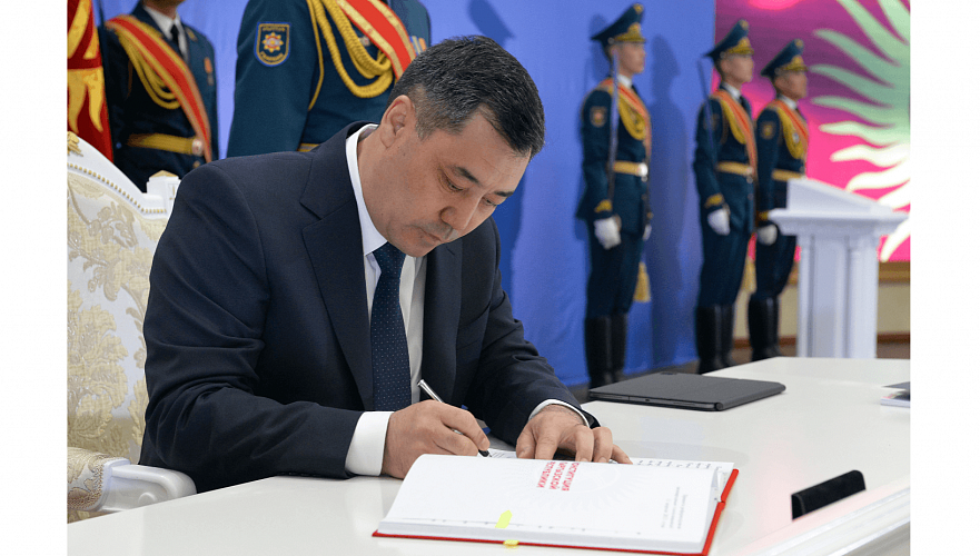 Прозванную «Ханституцией» новую Конституцию Кыргызстана подписал Садыр Жапаров