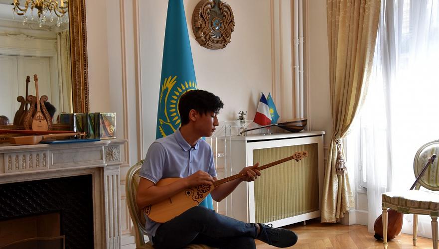 В посольстве Казахстана во Франции отпраздновали Национальный день домбры